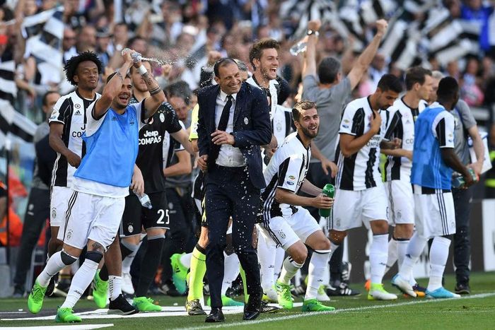 Ngay khi tiếng còi kết trận đấu vang lên, bữa tiệc mừng danh hiệu Serie A thứ 33 trong lịch sử đội bóng thành Turin bắt đầu.