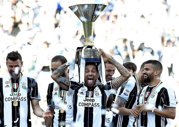 Dani Alves sở hữu danh hiệu thứ 33 trong sự nghiệp, vượt qua Zlatan Ibrahimovic để trở thành cầu thủ nhiều lần nâng cúp thứ 3 trong lịch sử, chỉ sau đồng hương Maxwell (36 danh hiệu) và Ryan Giggs (35).