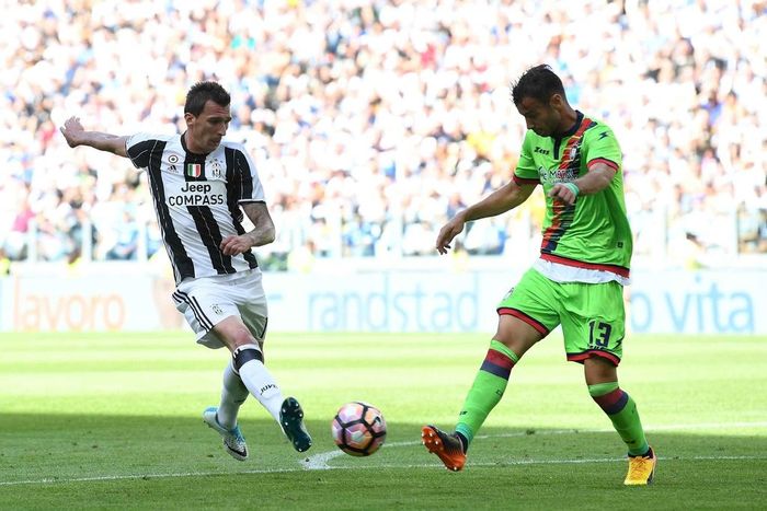 Nhập cuộc bằng lối chơi tấn công mạnh mẽ, đội chủ sân Juventus Arena sớm mở tỷ số ngay phút 12 với pha lập công của Mario Mandzukic.