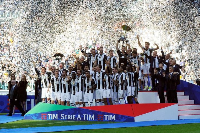 Khoảng khắc nâng cao chiếc cúp vô địch của người đội trưởng huyền thoại Gianluigi Buffon.