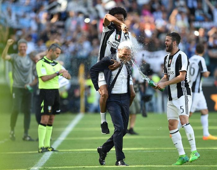 Hai cậu học trò táo tợn, Juan Cuadrado và Miralem Pjanic tiến đến "hành hạ" ông thầy Max Allegri.
