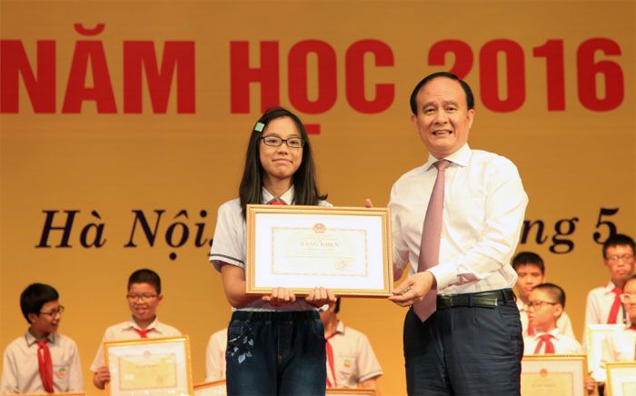 Phó Chủ tịch Thường trực HĐND TP Hà Nội Nguyễn Ngọc Tuấn trao Bằng khen cho các học sinh.