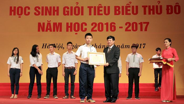 Phó Chủ tịch UBND TP Hà Nội Ngô Văn Quý trao Bằng khen cho các học sinh.