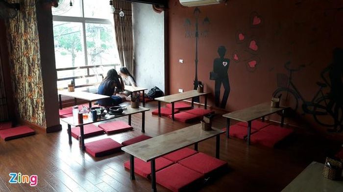 Nhiều hàng mì cay vắng khách dù là giờ ăn trưa. Ảnh: Hiếu Công.