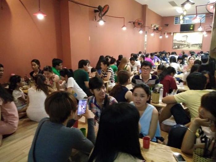 Quán mì cay 7 cấp độ đông đúc vào năm 2016. Ảnh: Thái Nguyễn.
