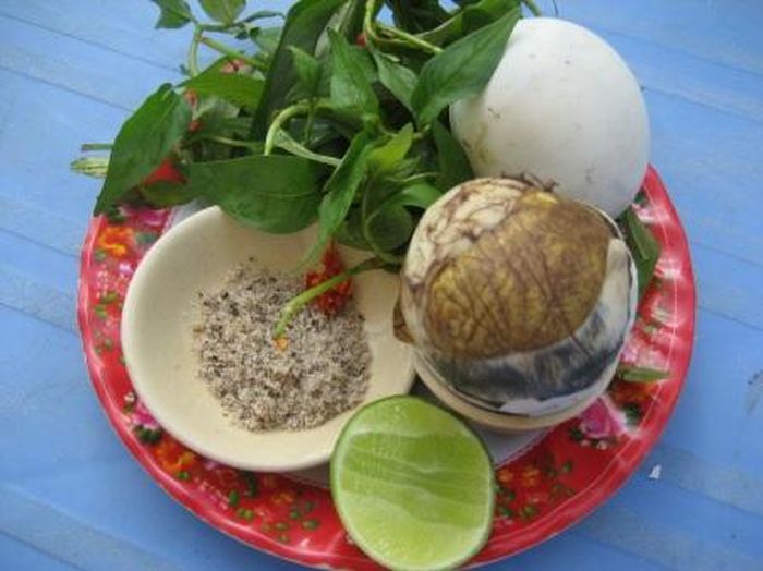 Không nên ăn 2 quả trứng vịt lộn cùng lúc. Ảnh minh họa.