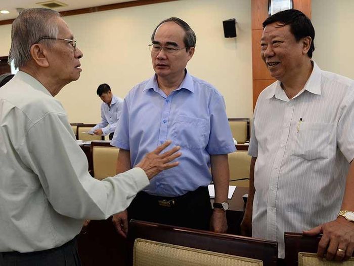 Bí thư Thành ủy TP.HCM Nguyễn Thiện Nhân đang lắng nghe ý kiến của các nhà khoa học tại buổi gặp gỡ. Ảnh: T.LÂM