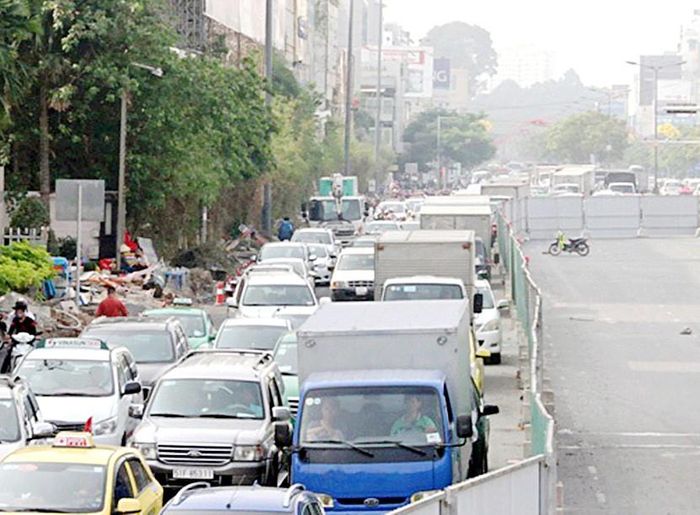 Tuyến đường Trường Sơn vào sân bay Tân Sơn Nhất thường xuyên ùn ứ các phương tiện giao thông Ảnh: HỒNG PHƯƠNG