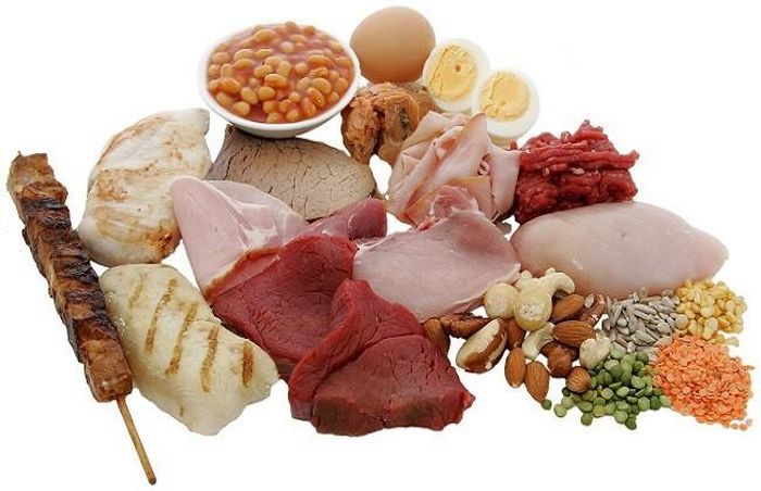 Thực đơn của người chạy thận nhân tạo cần tăng cường chất đạm vì trong quá trình lọc máu sẽ bị mất đi một lượng đạm rất lớn. Đạm có thể lấy từ các loại thịt, cá, trứng bằng cách hầm, hấp hoặc luộc, hạn chế chiên xào…