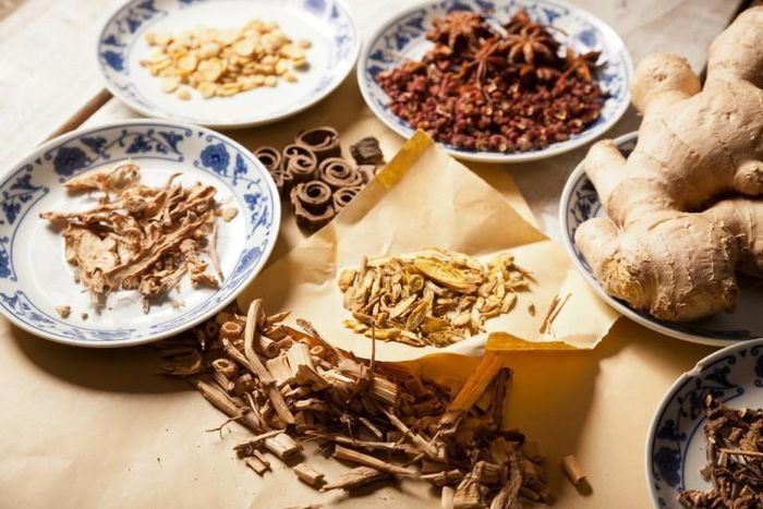 Tuy nhiên cần thật cẩn trọng khi sử dụng bài thuốc, liều lượng của các vị cần đong đếm thật chính xác để đảm bảo an toàn. Nếu làm không đúng có thể phản tác dụng gây hư thận, tăng huyết áp… Ảnh: Linkedin.