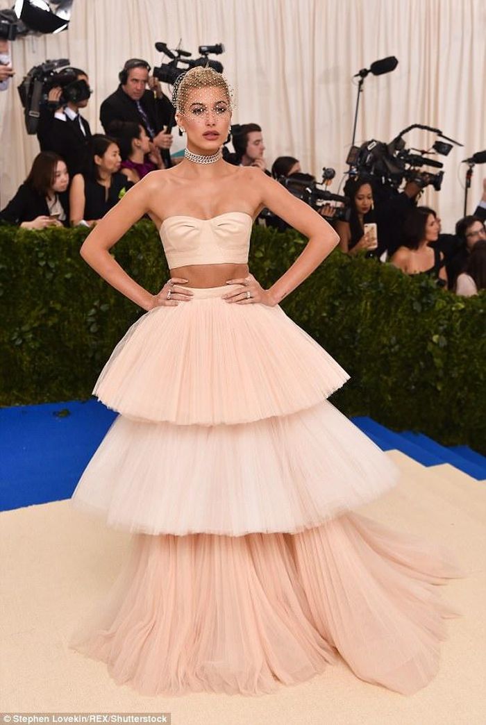 Hailey gây ấn tượng trên thảm đỏ Met Gala vừa qua với trang phục váy kiểu bánh ga tô của nhà mốt Carolina Herrera. Bộ váy này đã giúp Hailey ghi điểm và được chọn là một trong những sao mặc đẹp nhất sự kiện năm nay. 