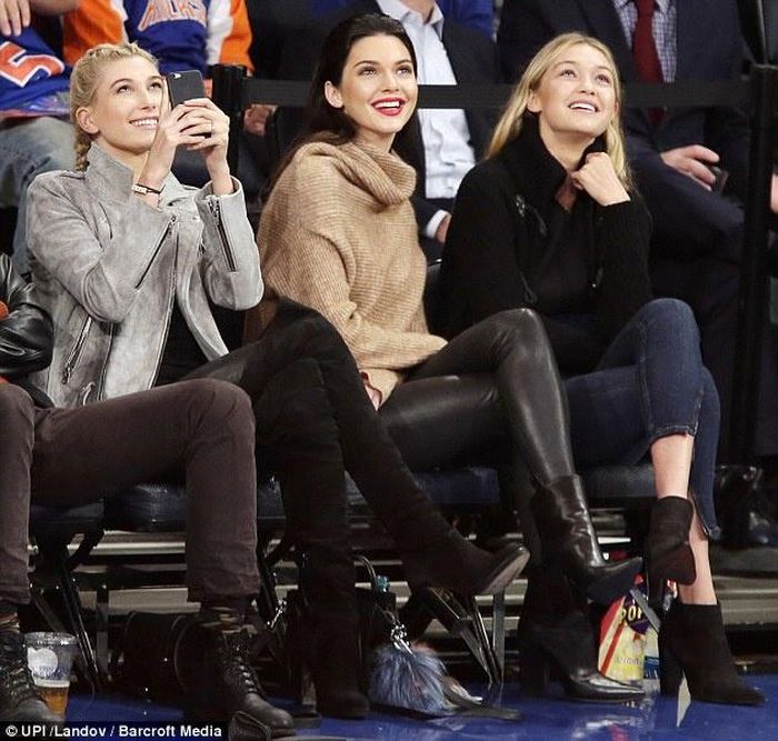 Bộ ba nhan sắc trẻ hàng đầu làng mốt hiện nay: Hailey Baldwin - Kendall Jenner - Gigi Hadid ngoài đời chơi rất thân với nhau. Trong nhóm, Hailey là người trẻ nhất khi cô chỉ vừa tròn 20 tuổi. 