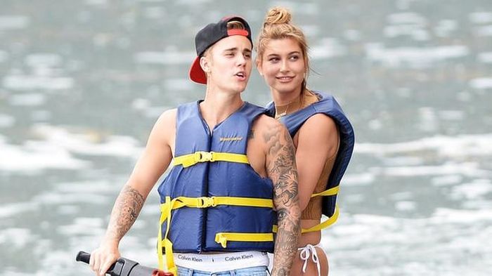 Người mẫu 20 tuổi từng có mối tình ngắn ngủi với "hoàng tử nhạc Pop" Justin Bieber. Mới đây, vào tháng 3, cô nàng có tin đồn hẹn hò với quý tử nhà Beckham - Brooklyn. Năm 2014, Hailey Baldwin từng viết tweet gây chú ý: "Brooklyn Beckham biết tôi sẽ đợi cậu ấy khi cậu ấy đủ 18 tuổi". Tháng 3 vừa qua, Brooklyn đón sinh nhật lần thứ 18 và hai người thường xuyên thể hiện tình cảm ẩn ý trên mạng xã hội và bị bắt gặp đi chung với nhau ở lễ hội Coachella vừa qua. 