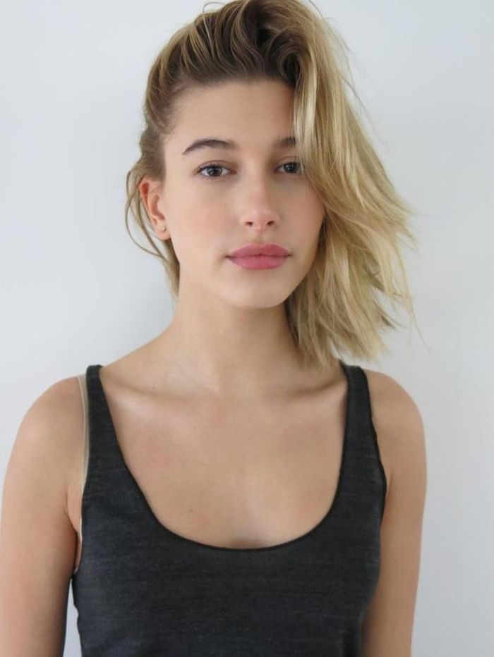 Hailey Baldwin cũng là một trong những ngôi sao chăm để mặt mộc nhất. 