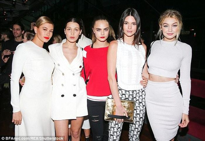 Hailey Baldwin cũng là thành viên của hội chân dài đình đám nhất Hollywood bao gồm những người đẹp như Cara Delevingne, Kendall Jenner, Gigi Hadid, Bella Hadid. Thật trùng hợp khi cả 5 cô nàng người mẫu này đều đồng loạt góp mặt trong bảng xếp hạng nhan sắc năm nay của Maxim. 