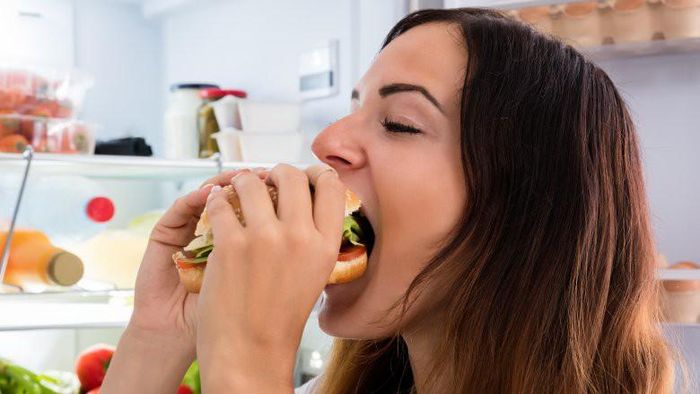 Bạn có ngạc nhiên không khi biết ăn cũng tiêu hao calo. Đó chính là vì động tác nhai khiến cơ hàm phải hoạt động và tiêu được 140 calo mỗi giờ. Chưa kể đến một số loại thực phẩm như ớt còn có đặc tính đốt calo. 