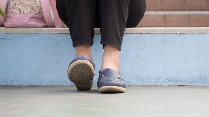 Bạn có nằm trong số những người mỗi khi bồn chồn thì ngón tay cũng không yên? Nếu vậy thì chúc mừng. Mỗi khi gõ ngón tay lên bàn hoặc cử động bàn chân khi phải ngồi họp, cơ thể bạn đang chuyển động và đốt một lượng calo tương ứng. Theo tính toán bạn có thể đốt thêm được 350 calo mỗi ngày nhờ những hoạt động như vậy. Như vậy, nếu bạn bồn chồn sốt ruột cả ngày, bạn có thể đốt nhiều hơn những người ngồi một chỗ mà không hề có cảm xúc gì tận 600 calo. Nếu bạn vừa bồn chồn vừa đứng thì lượng calo đốt được còn tăng lên 950 calo. 