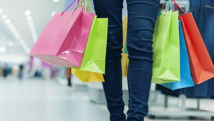 Bạn đã bao giờ thấy kiệt sức sau một chuyến shopping? Chỉ cần dạo qua các cửa hàng với tốc độ 3,5km.h là bạn đốt được tận 200 calo. Nếu là người mua sắm tích cực hơn thì bạn còn đốt được nhiều calo hơn nữa. 