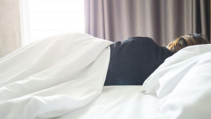 Trong giấc ngủ vàng, cơ thể vẫn đang thực hiện rất nhiều chức năng như sửa chữa tế bào, làm mới các mô và làm sạch độc tố. Vì vậy dù ngủ nhưng cơ thể vẫn đốt 63 calo/giờ, đồng nghĩa một giấc ngủ kéo dài 8 tiếng bạn đốt hết 500 calo. (Nguồn ảnh: Thelist)