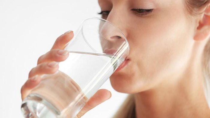 Nếu bạn muốn đốt calo thì hãy uống nhiều nước, nước càng lạnh càng tốt. Với 8 chai nước lạnh (500ml) mỗi ngày, cơ thể phải dùng đến 125 calo để làm ấm nước lạnh cho phù hợp với thân nhiệt. 
