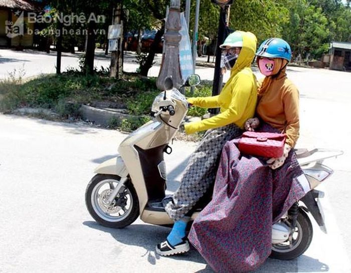 Với nhiều chị em, việc bịt kín từ đầu đến chân như vậy nhiều lúc gặp khó khăn trong chuyển hướng khi tham gia giao thông trên đường. Ảnh: Quang An