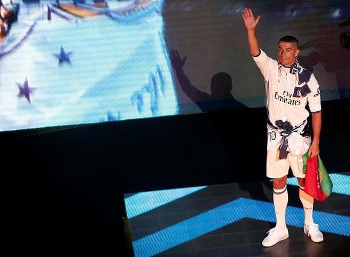 Ronaldo vẫy tay chào CĐV đang hô vang tên anh như sấm rền. Trong mùa giải 2016/17, CR7 trở thành vận động viên đầu tiên chạm mốc 100 triệu người theo dõi trên Instagram, tiếp tục nắm giữ vị thế ông vua mạng xã hội.