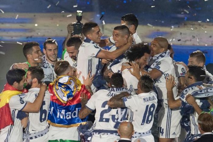 Đáp lại màn khuấy động của đồng đội, tiền đạo Lucas Vazquez trêu Ronaldo: “Quả bóng vàng của môn bóng đá bãi biển đúng không?”.