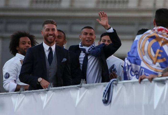 Ronaldo gây ấn tượng bằng trang phục vest lịch lãm và đặc biệt là kiểu tóc lần đầu tiên hiện diện trong cuộc đời anh. Quả đầu húi cua trình làng ngay sau chức vô địch đã khiến cộng đồng mạng bị sốc, có người trêu Ronaldo giống "tài xế Uber". CR7 là người thứ ba cắt tóc ngắn hoặc trọc ở Real, sau Keylor Navas và Casemiro.