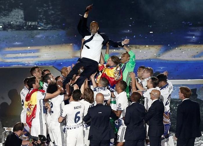 Lễ mừng công hoành tráng của Real kết thúc với màn tung hô HLV Zinedine Zidane.