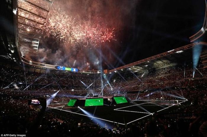 Điểm đến cuối cùng trong lễ mừng công của Real chính là thánh đường Bernabeu. Âm nhạc, pháo hoa, ánh sáng và hiệu ứng âm thanh từ cổ động viên phủ sóng lễ ăn mừng. Một sân khấu lớn được dựng trên thảm cỏ Bernabeu. Xung quanh có rất nhiều màn hình chiếu lại những khoảnh khắc đáng nhớ của câu lạc bộ Real Madrid trong suốt mùa giải 2016/17. 