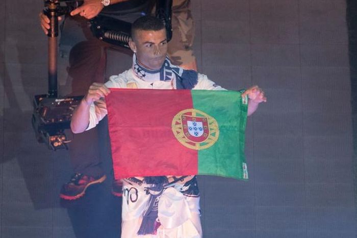 CR7 chuẩn bị sẵn lá cờ quốc gia Bồ Đào Nha. Từ mùa hè 2016 đến mùa hè 2017 là những ngày đại thành công với Ronaldo ở cả cấp đội tuyển quốc gia và CLB. Sắp tới anh hướng đến việc chinh phục Confederations Cup ở Nga.