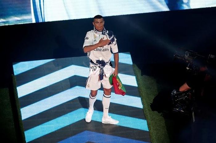 Ronaldo đặt tay lên trái tim, cũng là vị trí thêu logo Real.