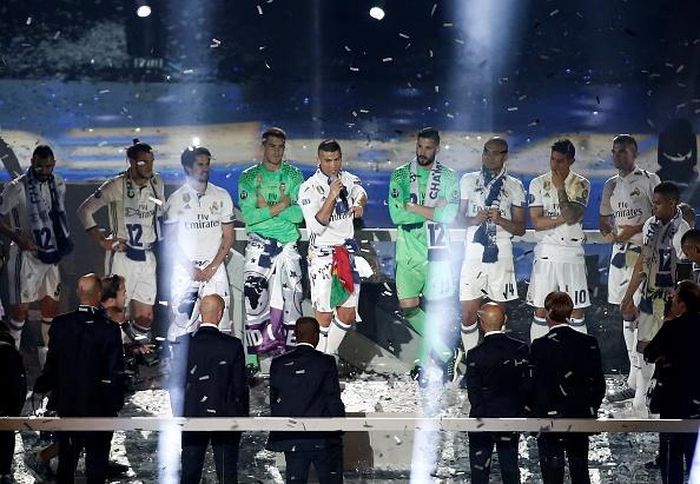 Dưới sự cổ vũ của đồng đội và khán giả, Ronaldo cầm mic và hô lên: “Cristiano Ronaldo… Ballon D’or” khẳng định mục tiêu san bằng số bóng vàng với Messi. CR7 đang có 4 bóng vàng, chỉ kém Messi một quả. Nắm giữ danh hiệu vô địch Champions League 2016/17 trong tay, Ronaldo gần như chắc chắn sở hữu bóng vàng năm nay.