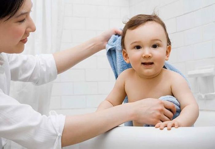 Luôn giữ vệ sinh da để phòng bệnh ngoài da cho trẻ. Ảnh minh họa.