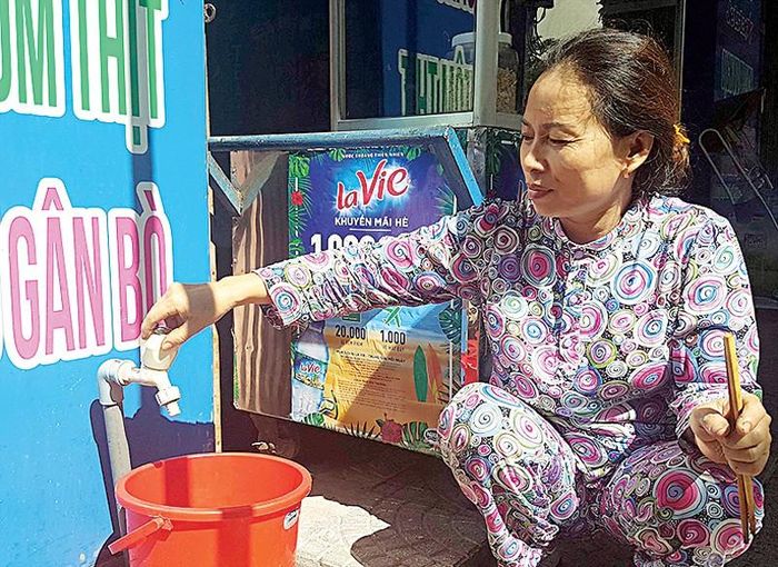 Đã nửa tháng qua, bà Nguyễn Thị Bách (Tổ 9, phường Phước Mỹ, quận Sơn Trà) không có nước để nấu ăn và bán quán