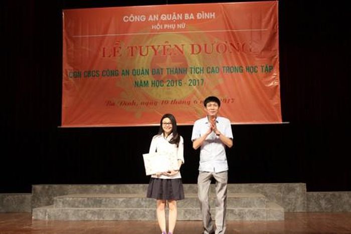 Thượng tá Hứa Việt Hưng, Phó trưởng CAQ Ba Đình trao phần thưởng cho em Nguyễn Minh Phương, học sinh lớp 12 đạt giải Ba môn Vật lý cấp thành phố