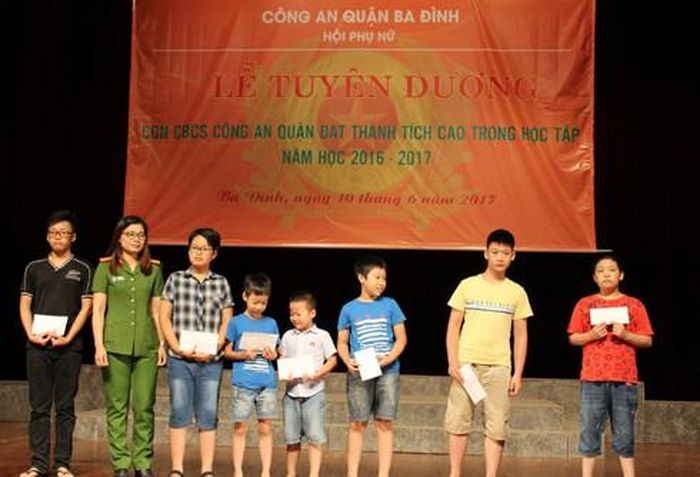 Thiếu tá Đỗ Mai Ly, Phó Chủ tịch Hội phụ nữ CAQ Ba Đình trao phần thưởng cho các cháu đạt giải trong các cuộc thi cấp trường