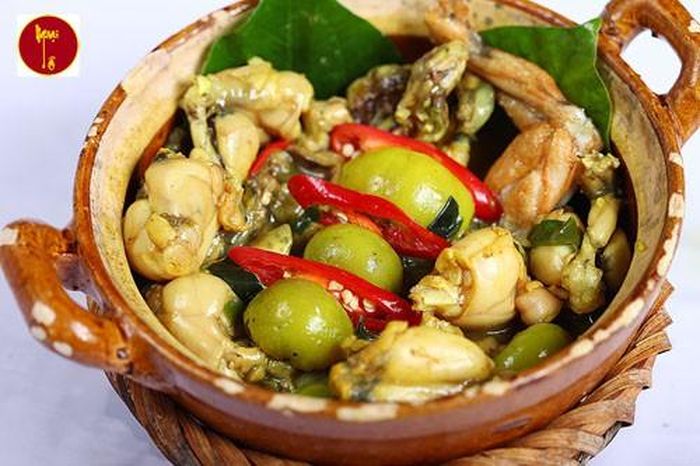 Ướp ếch với hạt nêm, nước mắm chấm, nước tương, tiêu xay, để thấm gia vị. Ếch cho vào nồi đất, chiên cho vàng, sau đó cho, gừng, tỏi và nước vào, hầm cho vừa chín. Thêm bông cải, cà rốt, nấm hương vào nấu chín, chế bột bắp hòa với nước nguội vào tạo độ sánh vừa đủ, rắc tiêu xay vào. Dùng nóng với nước tương và ớt. Ảnh: Mecuteo.vn.