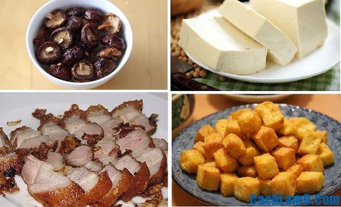 1. Đậu phụ om nồi đất. Nguyên liệu: Đậu phụ, nấm hương, thịt lợn quay, nước hầm xương, cà rốt, đậu cove, muối, gừng, tỏi. Nguyên liệu làm nước sốt: Bột ngô, nước, xì dầu, dầu hào, dầu vừng, rượu. Nấm hương ngâm nước ấm cho nở, rửa sạch, thái lát mỏng. Thái đậu phụ thành từng miếng cho kích cỡ bằng bao diêm. Ảnh: CachLam9.com.
