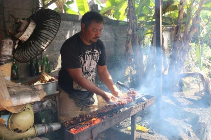 Thịt chó được chế biến thành nhiều món, trong đó có thịt xiên nướng, nhưng du khách luôn nghĩ đó là thịt một con thú khác. Ảnh: ABC News/James Thomas. 