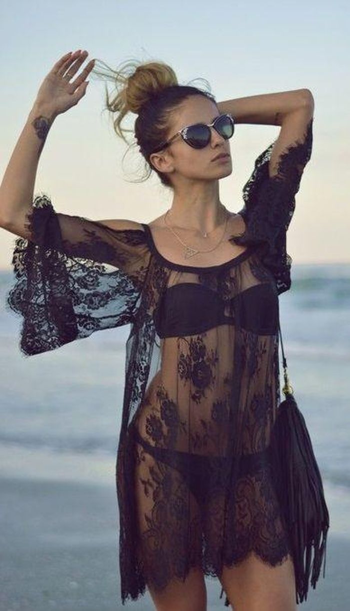 Trái ngược với sắc trắng, màu đen sẽ khiến bikini trở nên cá tính và bí ẩn hơn. Đặc biệt với những chiếc áo ren đen mỏng, dáng dài còn giúp người mặc khoe được đường cong một cách khéo léo và gợi lên vẻ nữ tính, sắc sảo. 