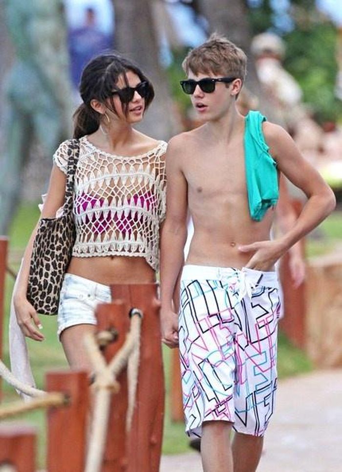 Một trong những món đồ rất được ưa chuộng khi phối cùng bikini là crop-top len khoét lỗ. Đây chính là gợi ý phù hợp cho những cô nàng năng động, trẻ trung. 