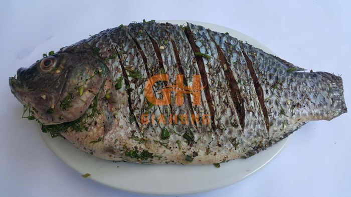 Ướp cá nướng: Đối với món cá nướng kiểu tây bắc, bắt buộc phải có mắc khén nhưng nếu có thêm hạt dổi thì mùi vị món cá nướng sẽ có mùi vị cực kỳ thơm ngon. Ảnh: dacsangiahung.com.