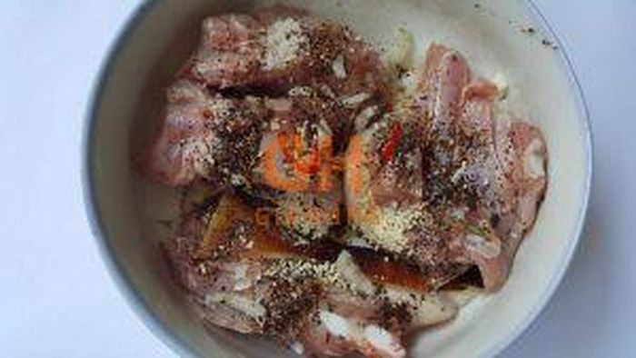 3. Dùng hạt dổi để tẩm ướp thực phẩm. Ướp thịt nướng: Kết hợp giữa hạt dổi và mắc khén để tẩm ướp thịt trong vòng 15 phút trước khi đem nướng, mùi thơm đặc biệt hấp dẫn. Lưu ý không nên dùng riêng hạt dổi để tẩm ướt thịt. Ảnh: giavinuong.com.