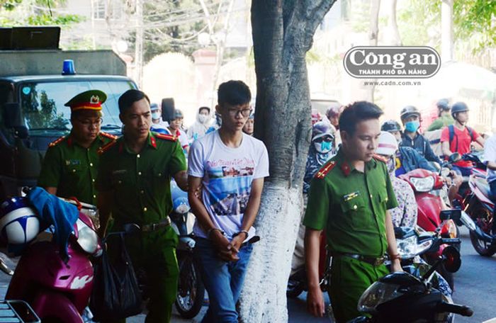 Dẫn giải Nguyễn Trường Xuân về trại tạm giam. 