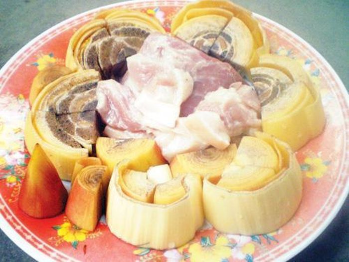 Phi thơm dầu ăn, cho thịt heo ướp vào đảo đều, khi miếng thịt vừa chín thì cho lượng nước dùng vừa đủ cùng vài lát ớt tươi vào, vặn lửa nhỏ lại. Khâu cuối cùng, cho bắp chuối vào, đun sôi, nêm nếm lại gia vị cho vừa ăn, rắc thêm chút tiêu bột cay cay rồi tắt bếp, múc ra tô và thưởng thức. Ảnh: amthuc365.com.