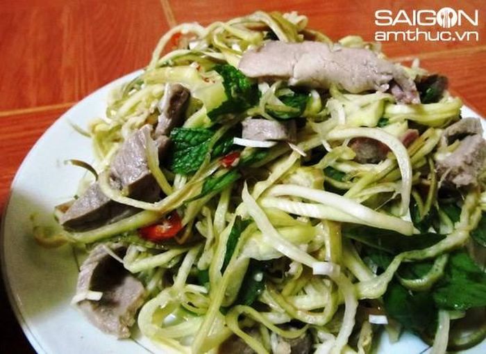 Để cho thau gỏi thơm ngon hơn nên nêm một ít gia vị kèm như ớt chín chẻ đôi xắt mỏng, hành hương lột vỏ phi vàng, mè hoặc đậu phụng rang, ít rau thơm xắt nhỏ. Chấm với nước mắm chanh tỏi ớt. Ảnh: ihay.thanhnien.vn.