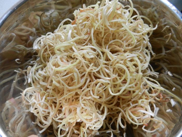 Dùng dao cắt ngang bắp chuối thành từng cuộn tròn cỡ 2 cm, sau đó chẻ làm tư, ngâm vào nước lạnh có pha muối chanh cho bắp chuối ra bớt nhựa và khỏi thâm. Ngâm độ vài phút, bắc nồi nước lên bếp, đun sôi bồng bềnh, thả bắp chuối vào luộc chín, vớt ra rổ để ráo nước. Ảnh: nguyendiemmy.wordpress.com.