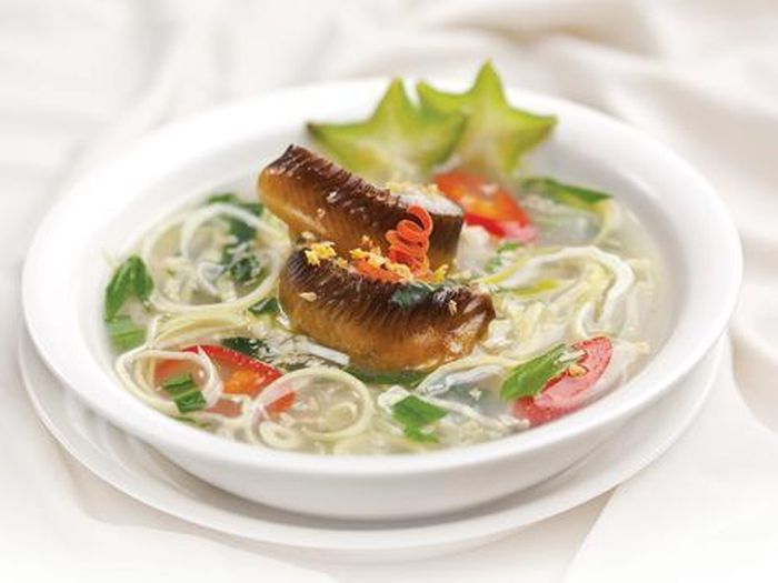 Phi thơm hành tỏi, cho lươn vào xào, thêm ớt và ngò gai, tiêu. Thêm 0,5 lít nước vào nước luộc lươn nấu cho sôi, cho lươn vào nấu sôi trở lại, thêm lá lốt, tắt bếp. Ảnh: sotaydaubep.net.