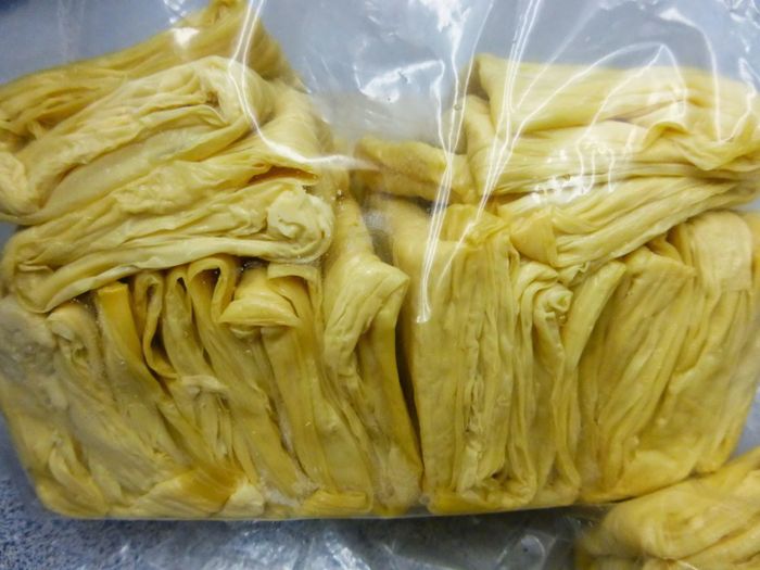 2. Gỏi bắp chuối đậu hũ ky. Nguyên liệu: 1 lá đậu hũ ky, bắp chuối, hành tây tím, ớt chuông vàng và đỏ, ớt sừng, hạt điều rang vàng, cần tây, nước mắm trộn gỏi: nước mắm, đường, nước cốt chanh, tỏi, ớt, tương ớt. Ảnh: chonnghiem.blogspot.com.